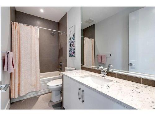 2033 45 Avenue Sw, Calgary, AB - Indoor Photo Showing Bathroom