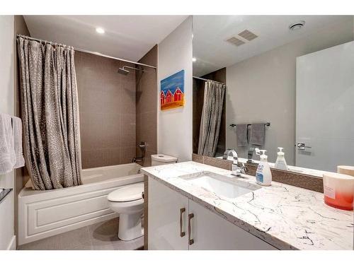 2033 45 Avenue Sw, Calgary, AB - Indoor Photo Showing Bathroom