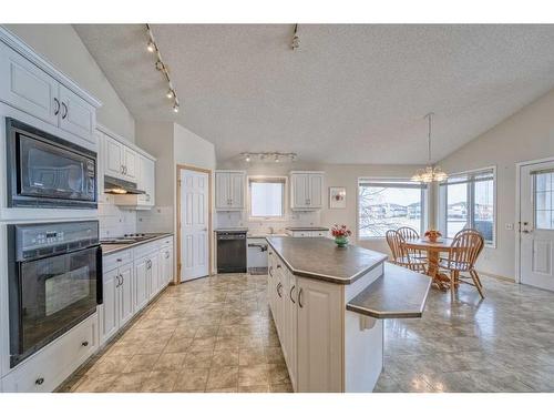 128 Coral Shores Cape Ne, Calgary, AB - Indoor Photo Showing Kitchen