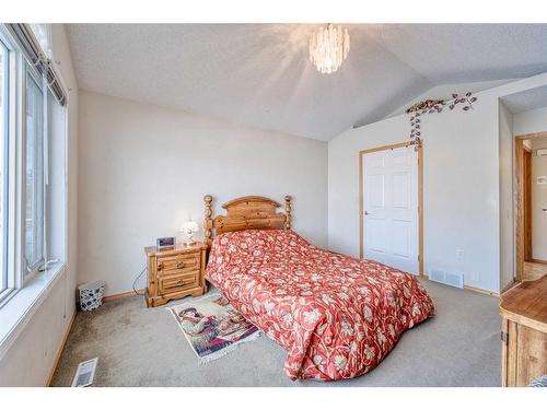 128 Coral Shores Cape Ne, Calgary, AB - Indoor Photo Showing Bedroom