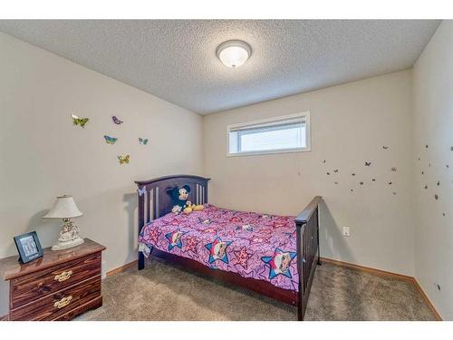 128 Coral Shores Cape Ne, Calgary, AB - Indoor Photo Showing Bedroom