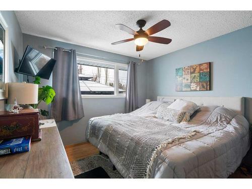 379 Westwood Drive Sw, Calgary, AB - Indoor Photo Showing Bedroom