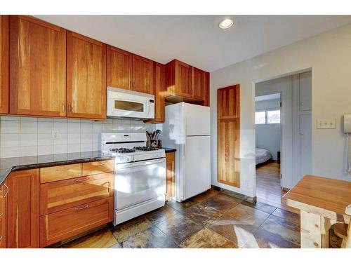 3039 Cochrane Road Nw, Calgary, AB - Indoor Photo Showing Kitchen