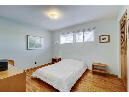 3039 Cochrane Road Nw, Calgary, AB - Indoor Photo Showing Bedroom