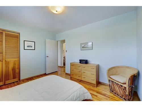 3039 Cochrane Road Nw, Calgary, AB - Indoor Photo Showing Bedroom