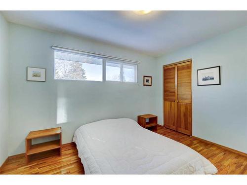 3039 Cochrane Road Nw, Calgary, AB - Indoor Photo Showing Bedroom