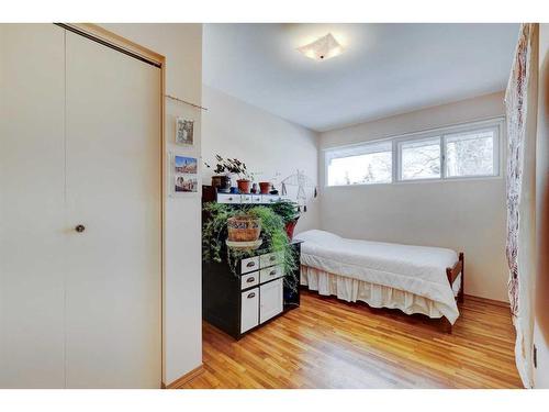 3039 Cochrane Road Nw, Calgary, AB - Indoor Photo Showing Bedroom