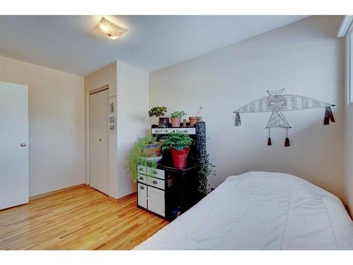 3039 Cochrane Road Nw, Calgary, AB - Indoor Photo Showing Bedroom