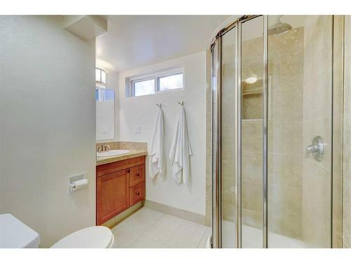 3039 Cochrane Road Nw, Calgary, AB - Indoor Photo Showing Bathroom