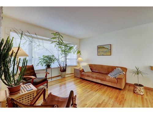 3039 Cochrane Road Nw, Calgary, AB - Indoor Photo Showing Living Room