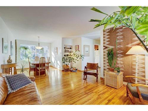 3039 Cochrane Road Nw, Calgary, AB - Indoor Photo Showing Living Room