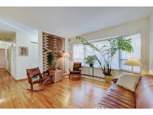 3039 Cochrane Road Nw, Calgary, AB - Indoor Photo Showing Living Room