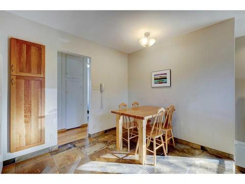 3039 Cochrane Road Nw, Calgary, AB - Indoor Photo Showing Dining Room