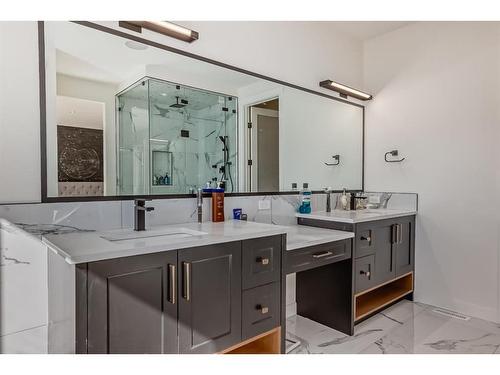 4635 22 Avenue Nw, Calgary, AB - Indoor Photo Showing Bathroom