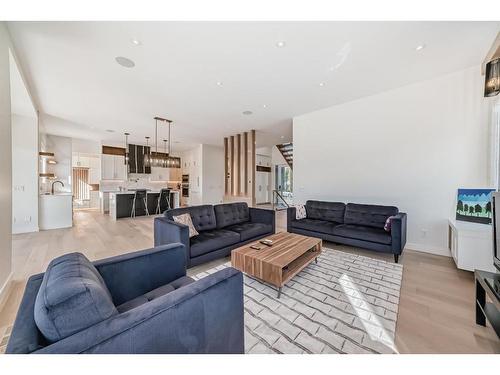 4635 22 Avenue Nw, Calgary, AB - Indoor Photo Showing Living Room