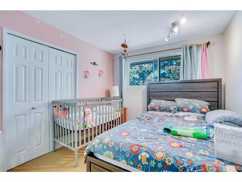 1031 Cannock Place Sw, Calgary, AB - Indoor Photo Showing Bedroom