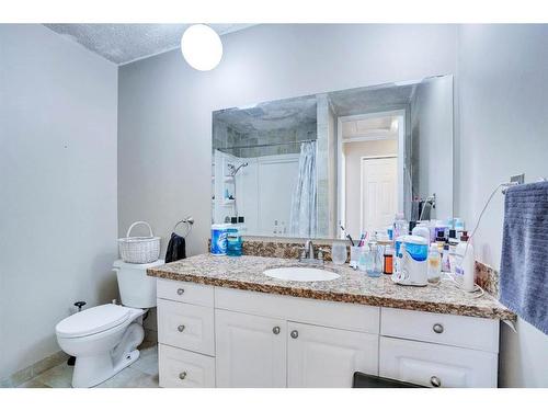 1031 Cannock Place Sw, Calgary, AB - Indoor Photo Showing Bathroom