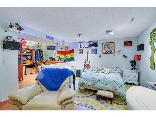 1031 Cannock Place Sw, Calgary, AB - Indoor Photo Showing Bedroom