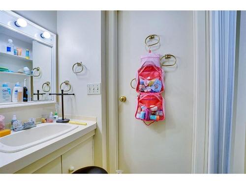 1031 Cannock Place Sw, Calgary, AB - Indoor Photo Showing Bathroom