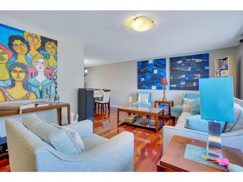 1031 Cannock Place Sw, Calgary, AB - Indoor Photo Showing Living Room