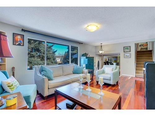 1031 Cannock Place Sw, Calgary, AB - Indoor Photo Showing Living Room