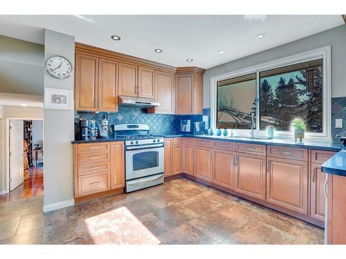 1031 Cannock Place Sw, Calgary, AB - Indoor Photo Showing Kitchen