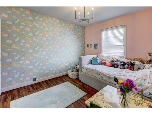 2418 Westmount Road Nw, Calgary, AB - Indoor Photo Showing Bedroom