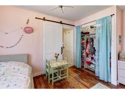 2418 Westmount Road Nw, Calgary, AB - Indoor Photo Showing Bedroom