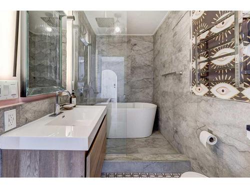 2418 Westmount Road Nw, Calgary, AB - Indoor Photo Showing Bathroom