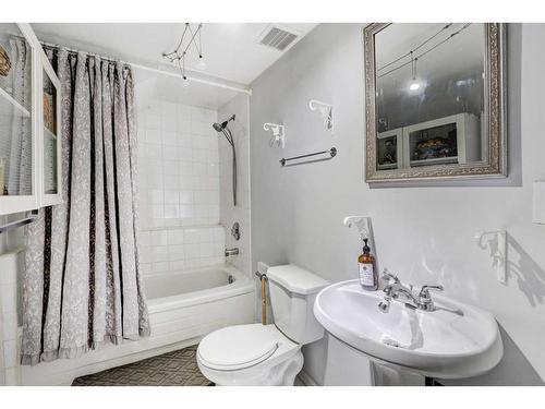 2418 Westmount Road Nw, Calgary, AB - Indoor Photo Showing Bathroom