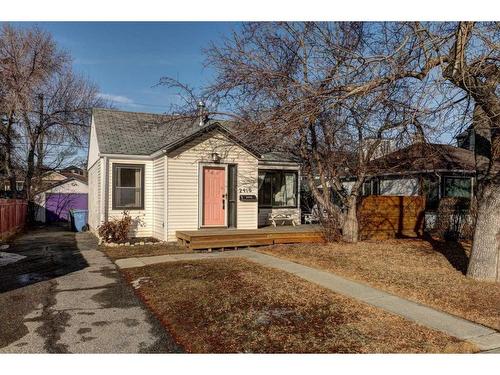 2418 Westmount Road Nw, Calgary, AB - Outdoor