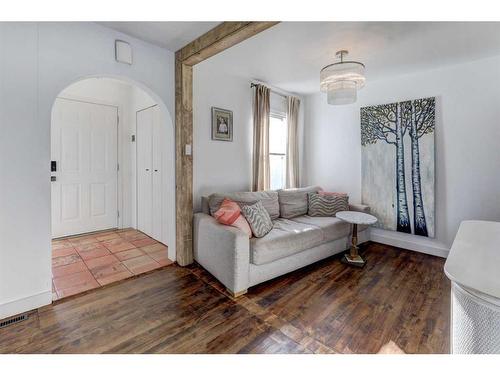 2418 Westmount Road Nw, Calgary, AB - Indoor Photo Showing Living Room