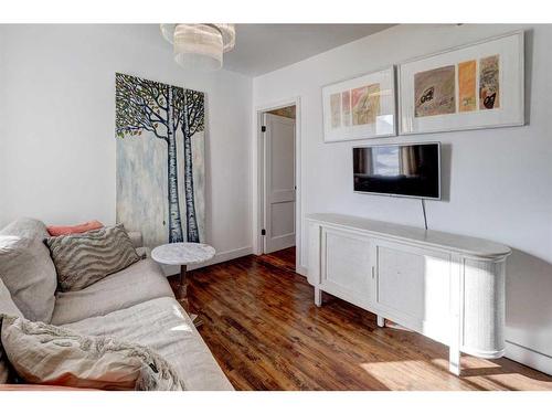 2418 Westmount Road Nw, Calgary, AB - Indoor Photo Showing Living Room