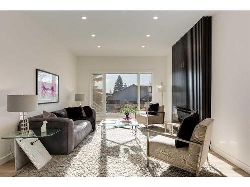 646 Diamond Court Se, Calgary, AB - Indoor Photo Showing Living Room