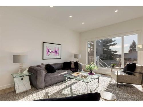 646 Diamond Court Se, Calgary, AB - Indoor Photo Showing Living Room