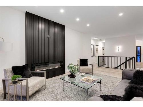 646 Diamond Court Se, Calgary, AB - Indoor Photo Showing Living Room