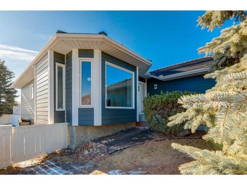 646 Diamond Court Se, Calgary, AB - Outdoor