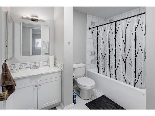 4216 Dalhousie Drive Nw, Calgary, AB - Indoor Photo Showing Bathroom