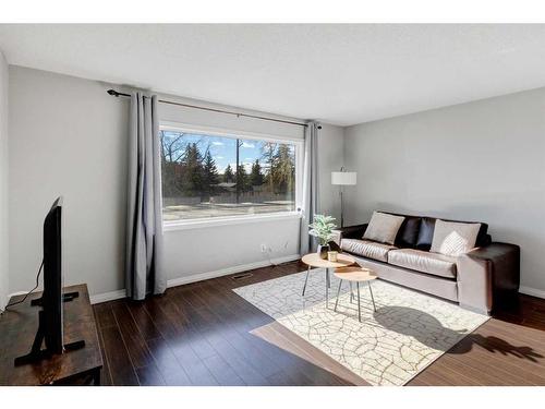 4216 Dalhousie Drive Nw, Calgary, AB - Indoor Photo Showing Living Room