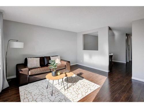 4216 Dalhousie Drive Nw, Calgary, AB - Indoor Photo Showing Living Room