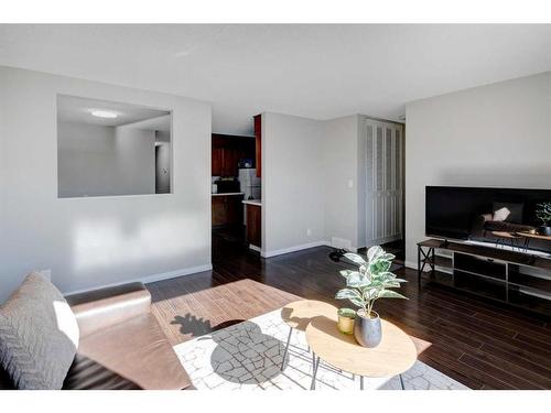 4216 Dalhousie Drive Nw, Calgary, AB - Indoor Photo Showing Living Room