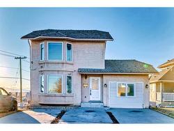 186 Martinglen Way NE Calgary, AB T3J 3L1