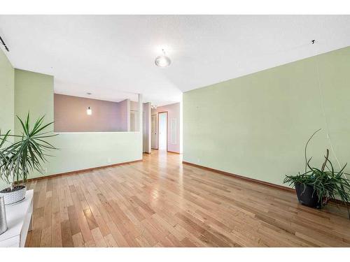 619 Templeside Road Ne, Calgary, AB - Indoor Photo Showing Other Room