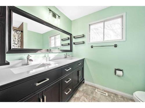 619 Templeside Road Ne, Calgary, AB - Indoor Photo Showing Bathroom