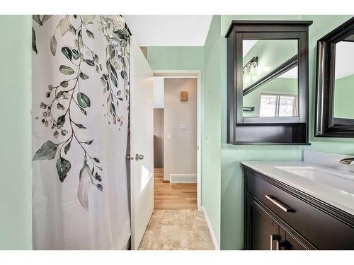 619 Templeside Road Ne, Calgary, AB - Indoor Photo Showing Bathroom