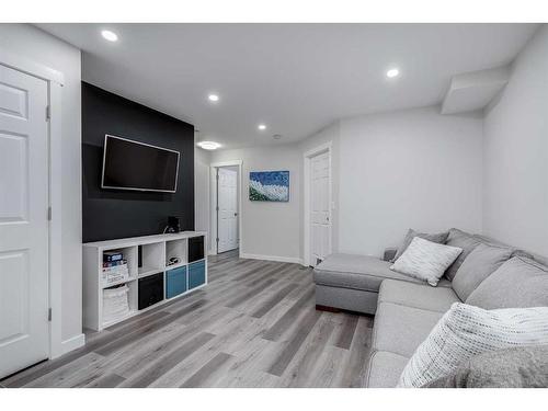 39 Masters Square Se, Calgary, AB - Indoor Photo Showing Living Room