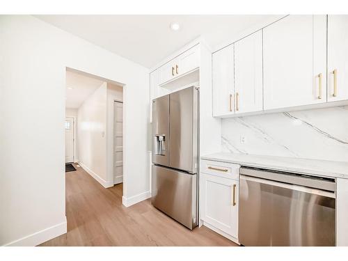 2 Grove Hill Place Sw, Calgary, AB - Indoor Photo Showing Kitchen