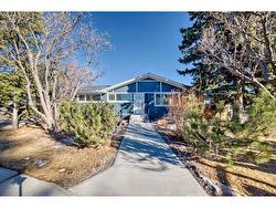 2 Grove Hill Place SW Calgary, AB T3E 4G9