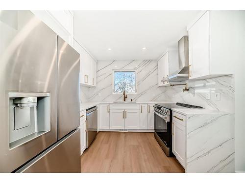 2 Grove Hill Place Sw, Calgary, AB - Indoor Photo Showing Kitchen With Upgraded Kitchen