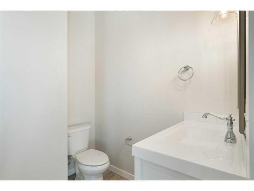 1224 18A Street Ne, Calgary, AB - Indoor Photo Showing Bathroom